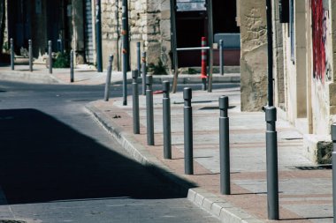 Kıbrıs Rum Kesimi 20 Nisan 2020, Kıbrıs Rum Kesimi 'nde Coronavirüs' ün yayılmasını önlemek için halkın karantinası sırasında boş Limasol caddesinin görüntüsü