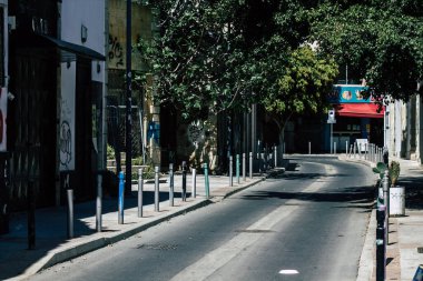 Kıbrıs Rum Kesimi 20 Nisan 2020, Kıbrıs Rum Kesimi 'nde Coronavirüs' ün yayılmasını önlemek için halkın karantinası sırasında boş Limasol caddesinin görüntüsü