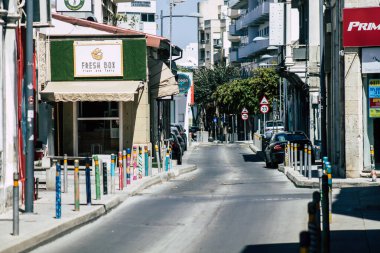 Kıbrıs Rum Kesimi 20 Nisan 2020, Kıbrıs Rum Kesimi 'nde Coronavirüs' ün yayılmasını önlemek için halkın karantinası sırasında boş Limasol caddesinin görüntüsü