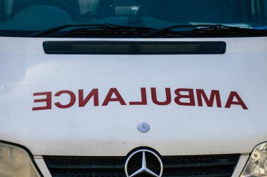 Limasol Kıbrıs Rum Kesimi 20 Nisan 2020, öğleden sonra Limasol sokaklarına park edilmiş geleneksel Kıbrıs ambulansı görüntüsü