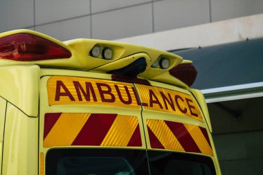 Limasol Kıbrıs Rum Kesimi 20 Nisan 2020, öğleden sonra Limasol sokaklarına park edilmiş geleneksel Kıbrıs ambulansı görüntüsü