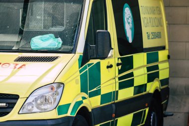 Limasol Kıbrıs Rum Kesimi 20 Nisan 2020, öğleden sonra Limasol sokaklarına park edilmiş geleneksel Kıbrıs ambulansı görüntüsü