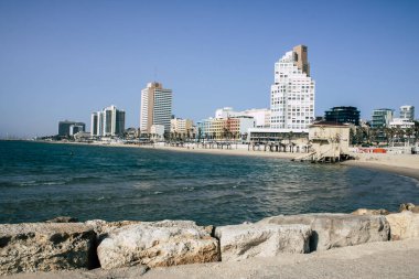 Tel Aviv İsrail 22 Nisan 2020 'de koronavirüsün yayılmasını önlemek için halkın karantinası sırasında Tel Aviv' in boş plajına baktı.