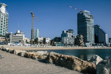 Tel Aviv İsrail 22 Nisan 2020 'de koronavirüsün yayılmasını önlemek için halkın karantinası sırasında Tel Aviv' in boş plajına baktı.