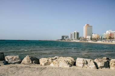 Tel Aviv İsrail 22 Nisan 2020 'de koronavirüsün yayılmasını önlemek için halkın karantinası sırasında Tel Aviv' in boş plajına baktı.