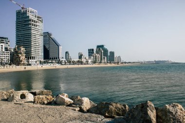 Tel Aviv İsrail 22 Nisan 2020 'de koronavirüsün yayılmasını önlemek için halkın karantinası sırasında Tel Aviv' in boş plajına baktı.