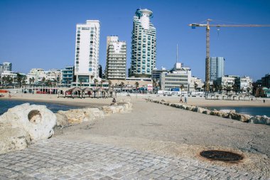 Tel Aviv İsrail 22 Nisan 2020 'de koronavirüsün yayılmasını önlemek için halkın karantinası sırasında Tel Aviv' in boş plajına baktı.