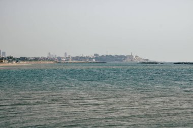 Tel Aviv İsrail 22 Nisan 2020 'de koronavirüsün yayılmasını önlemek için halkın karantinası sırasında Tel Aviv' in boş plajına baktı.