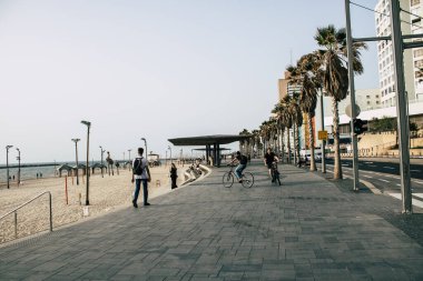 Tel Aviv İsrail 22 Nisan 2020 Coronavirus 'un yayılmasını önlemek için nüfusun karantinası sırasında Tel Aviv plajı önünde kimliği belirsiz insanların görüntüsü