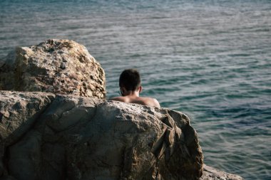 Tel Aviv İsrail 22 Nisan 2020 Coronavirus 'un yayılmasını önlemek için nüfusun karantinası sırasında Tel Aviv sahilinde kimliği belirsiz insanların görüntüsü