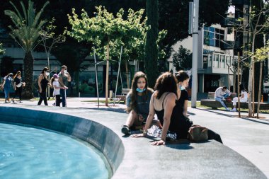 00604 Tel Aviv İsrail 26 Nisan 2020 öğleden sonra Dizengoff Meydanı 'nda Coronavirus salgını sırasında kimliği belirsiz insanların görüntüsü