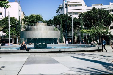 00604 Tel Aviv İsrail 26 Nisan 2020 öğleden sonra Dizengoff Meydanı 'nda Coronavirus salgını sırasında kimliği belirsiz insanların görüntüsü