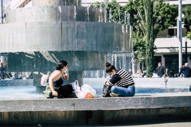 00604 Tel Aviv İsrail 26 Nisan 2020 öğleden sonra Dizengoff Meydanı 'nda Coronavirus salgını sırasında kimliği belirsiz insanların görüntüsü