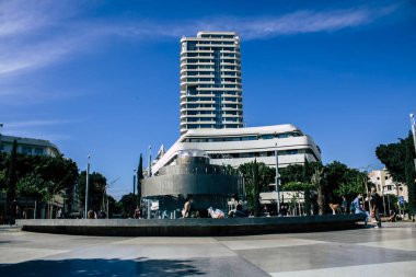 00604 Tel Aviv İsrail 26 Nisan 2020 öğleden sonra Dizengoff Meydanı 'nda Coronavirus salgını sırasında kimliği belirsiz insanların görüntüsü