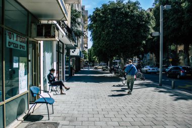 Tel Aviv İsrail 26 Nisan 2020 Coronavirus salgını sırasında Tel Aviv 'in Dizengoff caddesinde yürüyen kimliği belirsiz insanların görüntüsü