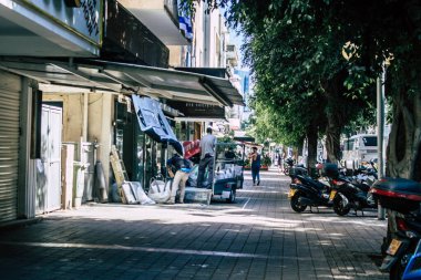 Tel Aviv İsrail 26 Nisan 2020 Coronavirus salgını sırasında Tel Aviv 'in Dizengoff caddesinde yürüyen kimliği belirsiz insanların görüntüsü