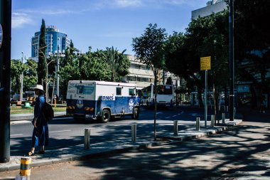 Tel Aviv İsrail 26 Nisan 2020 Coronavirus salgını sırasında Tel Aviv 'in Dizengoff caddesinde yürüyen kimliği belirsiz insanların görüntüsü