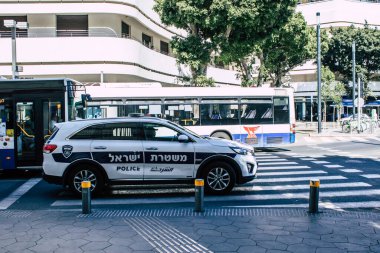 Tel Aviv İsrail 26 Nisan 2020. Coronavirus salgını sırasında öğleden sonra Tel Aviv sokaklarında bir İsrail polis arabası görülüyor.