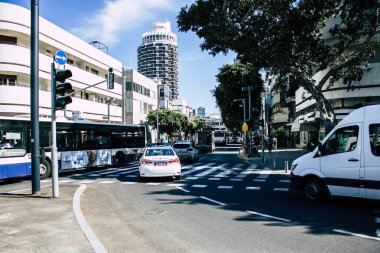 Tel Aviv İsrail 26 Nisan 2020. Coronavirus salgını sırasında öğleden sonra Tel Aviv sokaklarında bir İsrail polis arabası görülüyor.