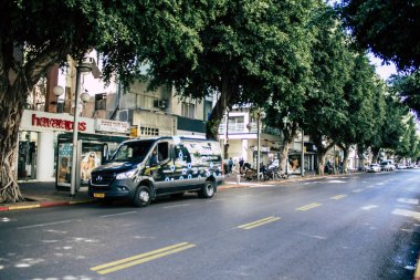 Tel Aviv İsrail 26 Nisan 2020 Coronavirus salgını sırasında öğleden sonra Tel Aviv sokaklarında dolaşan bir mikro otobüsün görüntüsü