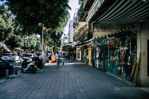 Tel Aviv İsrail 26 Nisan 2020 Coronavirus salgını sırasında Tel Aviv 'in Dizengoff caddesinde yürüyen kimliği belirsiz insanların görüntüsü