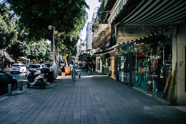 Tel Aviv İsrail 26 Nisan 2020 Coronavirus salgını sırasında Tel Aviv 'in Dizengoff caddesinde yürüyen kimliği belirsiz insanların görüntüsü