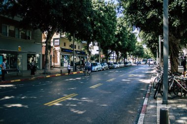 Tel Aviv İsrail 26 Nisan 2020 öğleden sonra Dizengoff caddesindeki otobüs durağında Coronavirus salgını sırasında kimliği belirsiz insanların görüntüsü