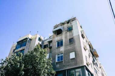 Tel Aviv İsrail 26 Nisan 2020 'de öğleden sonra Tel Aviv sokaklarındaki modern bir binanın ön cephesine baktı.