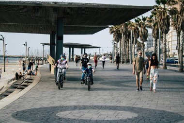 Tel Aviv İsrail 26 Nisan 2020 Coronavirus salgını sırasında Tel Aviv sokaklarında dolaşan kimliği belirsiz insanların görüntüsü