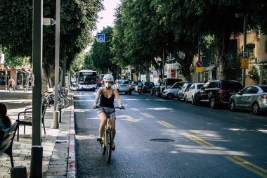 Tel Aviv İsrail 26 Nisan 2020 Coronavirus salgını sırasında Tel Aviv sokaklarında dolaşan kimliği belirsiz insanların görüntüsü