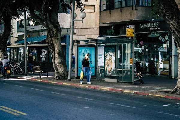 テルアビブイスラエル2020年4月26日コロナウイルス発生中の午後のディゼンゴフ通りのバス停での未確認の人々の見解 — ストック写真