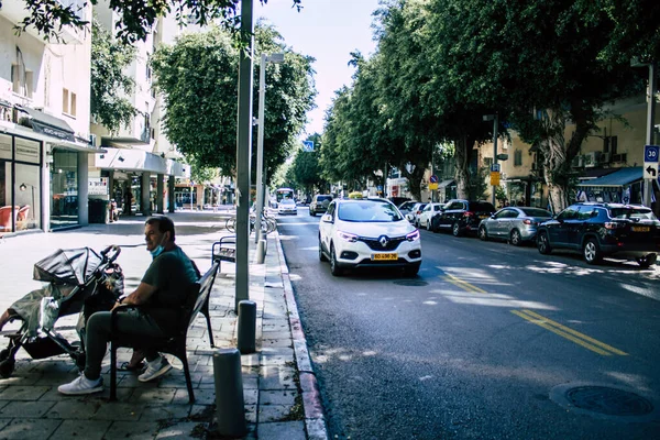 Tel Aviv İsrail 26 Nisan 2020 Coronavirus salgını sırasında öğleden sonra Tel Aviv sokaklarında dolaşan İsrailli bir taksi görüntüsü
