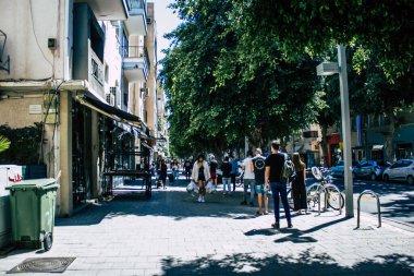 Tel Aviv İsrail 28 Nisan 2020 Coronavirus salgını sırasında Tel Aviv 'deki Dizengoff caddesinde yürüyen kimliği belirsiz bir İsrailli' nin görüntüsü