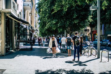 Tel Aviv İsrail 28 Nisan 2020 Coronavirus salgını sırasında Tel Aviv 'deki Dizengoff caddesinde yürüyen kimliği belirsiz bir İsrailli' nin görüntüsü