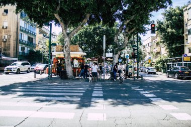 Tel Aviv İsrail 28 Nisan 2020 Coronavirus salgını sırasında Tel Aviv 'deki Dizengoff caddesinde yürüyen kimliği belirsiz bir İsrailli' nin görüntüsü