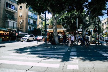 Tel Aviv İsrail 28 Nisan 2020 Coronavirus salgını sırasında Tel Aviv 'deki Dizengoff caddesinde yürüyen kimliği belirsiz bir İsrailli' nin görüntüsü