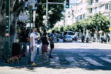 Tel Aviv İsrail 28 Nisan 2020 Coronavirus salgını sırasında Tel Aviv 'deki Dizengoff caddesinde yürüyen kimliği belirsiz bir İsrailli' nin görüntüsü
