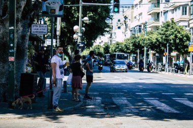 Tel Aviv İsrail 28 Nisan 2020 Coronavirus salgını sırasında Tel Aviv 'deki Dizengoff caddesinde yürüyen kimliği belirsiz bir İsrailli' nin görüntüsü
