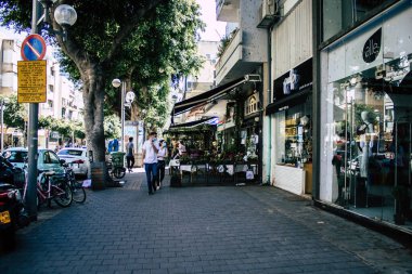 Tel Aviv İsrail 28 Nisan 2020 Coronavirus salgını sırasında Tel Aviv 'deki Dizengoff caddesinde yürüyen kimliği belirsiz bir İsrailli' nin görüntüsü