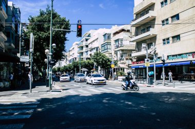Tel Aviv İsrail 28 Nisan 2020. Coronavirus salgını sırasında öğleden sonra Tel Aviv 'deki Dizengoff caddesinde bir İsrail taksisinin görüntüsü.
