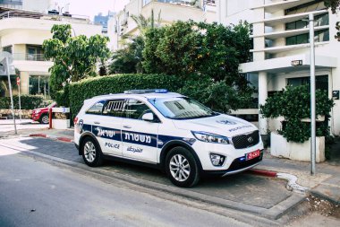 Tel Aviv İsrail 28 Nisan 2020 Tel Aviv 'deki Dizengoff caddesinde Coronavirus salgını sırasında bir İsrail polis aracının görüntüsü