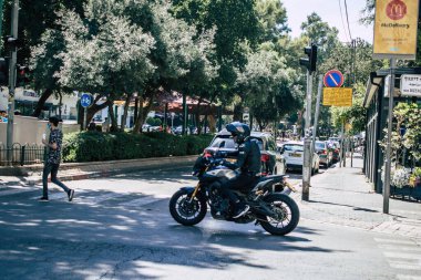 Tel Aviv İsrail 28 Nisan 2020. Coronavirus salgını sırasında öğleden sonra Tel Aviv 'deki Dizengoff caddesinde bir İsrail polis motosikleti görülüyor.