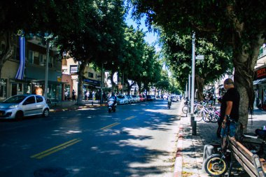 Tel Aviv İsrail 28 Nisan 2020 Tel Aviv 'deki Dizengoff Caddesi' nde Coronavirus salgını sırasında İsrail halkının görüntüsü