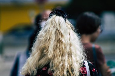 Kıbrıs Rum Kesimi 02 Mayıs 2020 Kıbrıs Rum Kesimi 'ndeki Coronavirüs salgını sırasında alışveriş için güvenli mesafede kuyruğa giren kimliği belirsiz insanların listesi