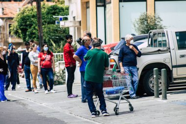 Kıbrıs Rum Kesimi 02 Mayıs 2020 Kıbrıs Rum Kesimi 'ndeki Coronavirüs salgını sırasında alışveriş için güvenli mesafede kuyruğa giren kimliği belirsiz insanların listesi