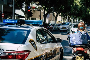 Tel Aviv İsrail 3 Mayıs 2020 Tel Aviv 'deki Dizengoff caddesinde Coronavirus salgını sırasında bir İsrail polis aracının görüntüsü