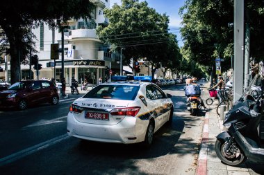 Tel Aviv İsrail 3 Mayıs 2020 Tel Aviv 'deki Dizengoff caddesinde Coronavirus salgını sırasında bir İsrail polis aracının görüntüsü