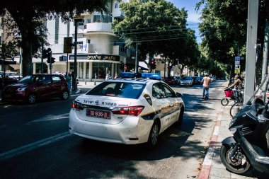 Tel Aviv İsrail 3 Mayıs 2020 Tel Aviv 'deki Dizengoff caddesinde Coronavirus salgını sırasında bir İsrail polis aracının görüntüsü