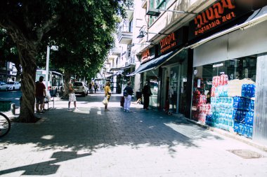 Tel Aviv İsrail 3 Mayıs 2020 Tel Aviv 'deki Coronavirus salgını sırasında alışveriş için güvenli mesafede kuyruğa giren kimliği belirsiz insanların görüntüsü