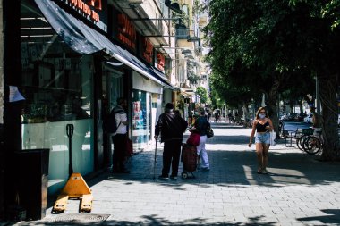 Tel Aviv İsrail 3 Mayıs 2020 Tel Aviv 'deki Coronavirus salgını sırasında alışveriş için güvenli mesafede kuyruğa giren kimliği belirsiz insanların görüntüsü